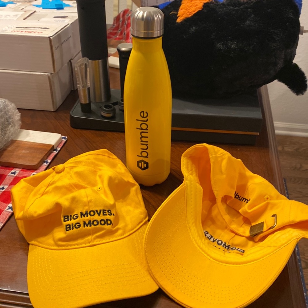 Bumble Insulated Bottle and 2 baseball caps🧢 gift set.